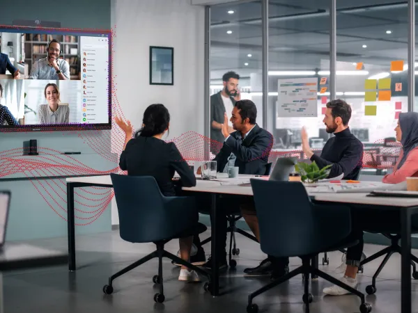 Visuelle Lösungen - Menschen sitzen im Meeting am Tisch